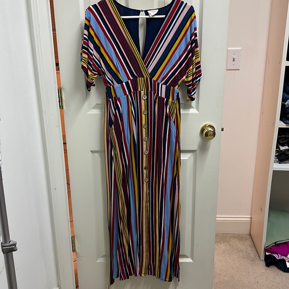 Adorable maxi with tie. Super fun and different!